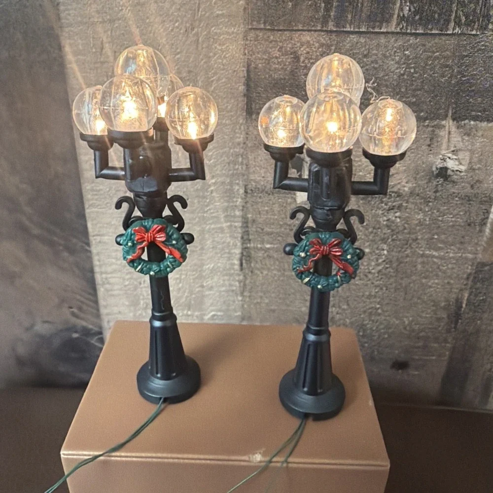 Vtg 1992 Christmas Valley Five Globe Streetlamp Wreath Set‎ of 2 Village Works